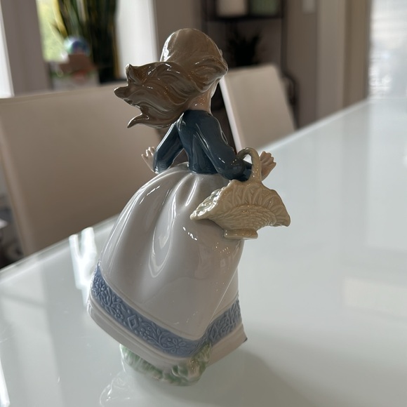 Nao - by Lladro - Nina Alicia figurine - Picture 3 of 7